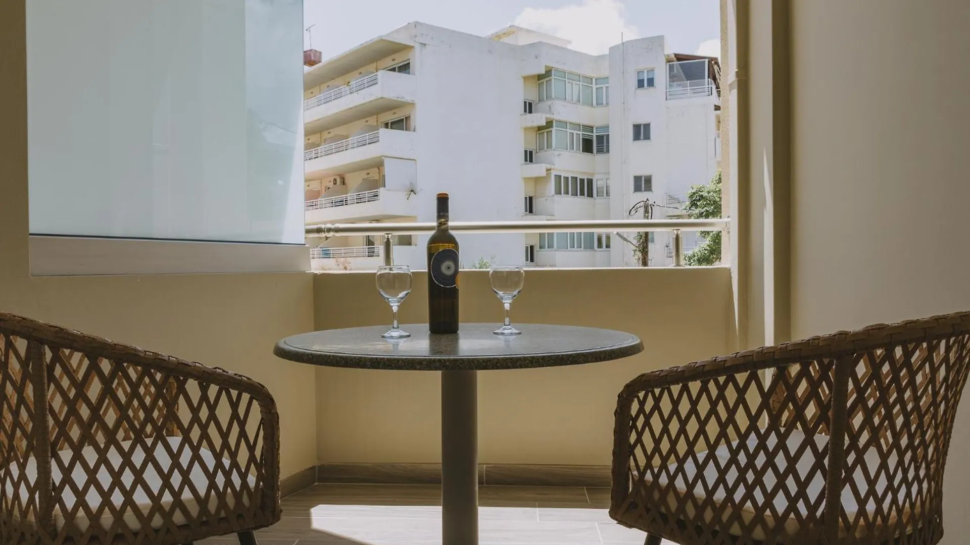 Theo Beach Hotel Apartments Retimno Hotel apartamentowy