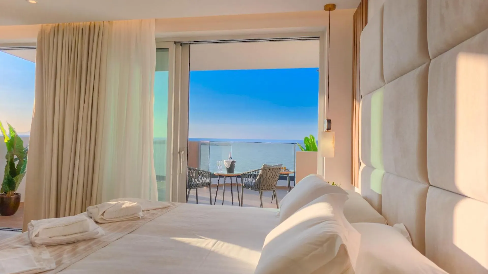 Theo Beach Hotel Apartments Resmo 3*,