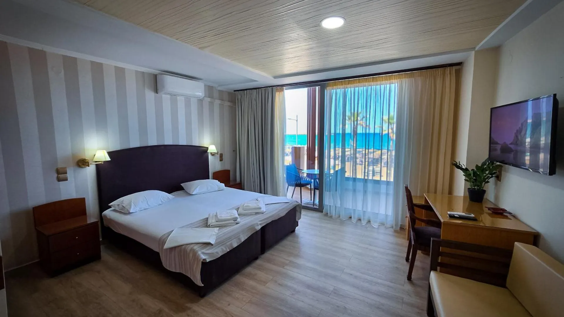 Theo Beach Hotel Apartments Resmo 3*,